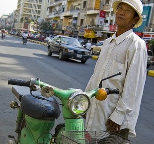 moto taxi driver on monivong ave, phnom penh
